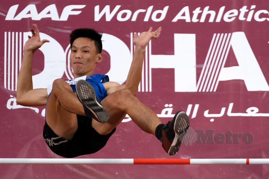 AKSI  Hup Wei melepasi palang di Doha. - FOTO AFP  