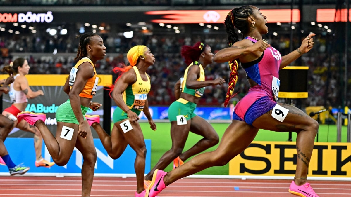 SHA'CARRI (kanan) melintasi garisan penamat di final acara 100m wanita di Kejohanan Olahraga Dunia. FOTO REUTERS 