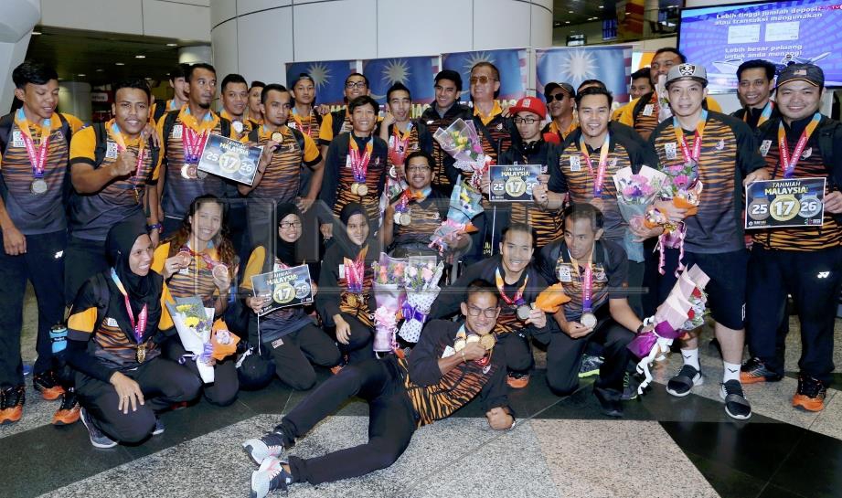 SYED Saddiq (tengah, belakang) bergambar bersama atlet paralimpik negara semasa tiba di Lapangan Terbang Antarabangsa Kuala Lumpur (KLIA) di Sepang, hari ini. FOTO Ahmad Irham Mohd Noor