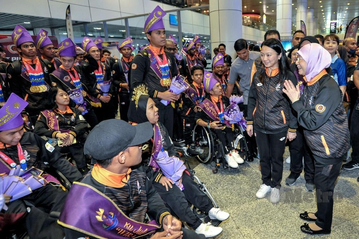 ISTERI Perdana Menteri, Datuk Seri Dr Wan Azizah Ismail (kanan) bersama Menteri Belia dan Sukan, Hannah Yeoh beramah mesra dengan sebahagian atlet APG 2023 sejurus tiba di Lapangan Terbang Antarabangsa Kuala Lumpur (KLIA), Sepang, Sabtu lalu. FOTO AIZUDDIN SAAD