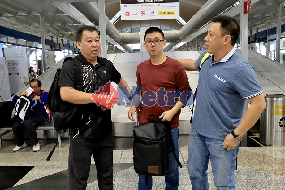 SEU Bock, Pang Cheh Chang dan Paulus Firman ketika tiba di Lapangan Terbang Antarabangsa Kuala Lumpur (KLIA) sebelum berlepas bagi menyertai Kejohanan Badminton Dunia di Nanjing, China. FOTO Bernama