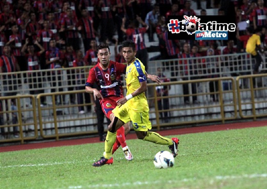 Pemain Pahang, Mohd Razman Roslan bersaing dengan pemain ATM, Norshahrul Idlan Tahala dalam perlawanan Liga Super Malaysia 2015 di Stadium Tuanku Abdul Rahman, Paroi. FOTO Hazreen Mohamad