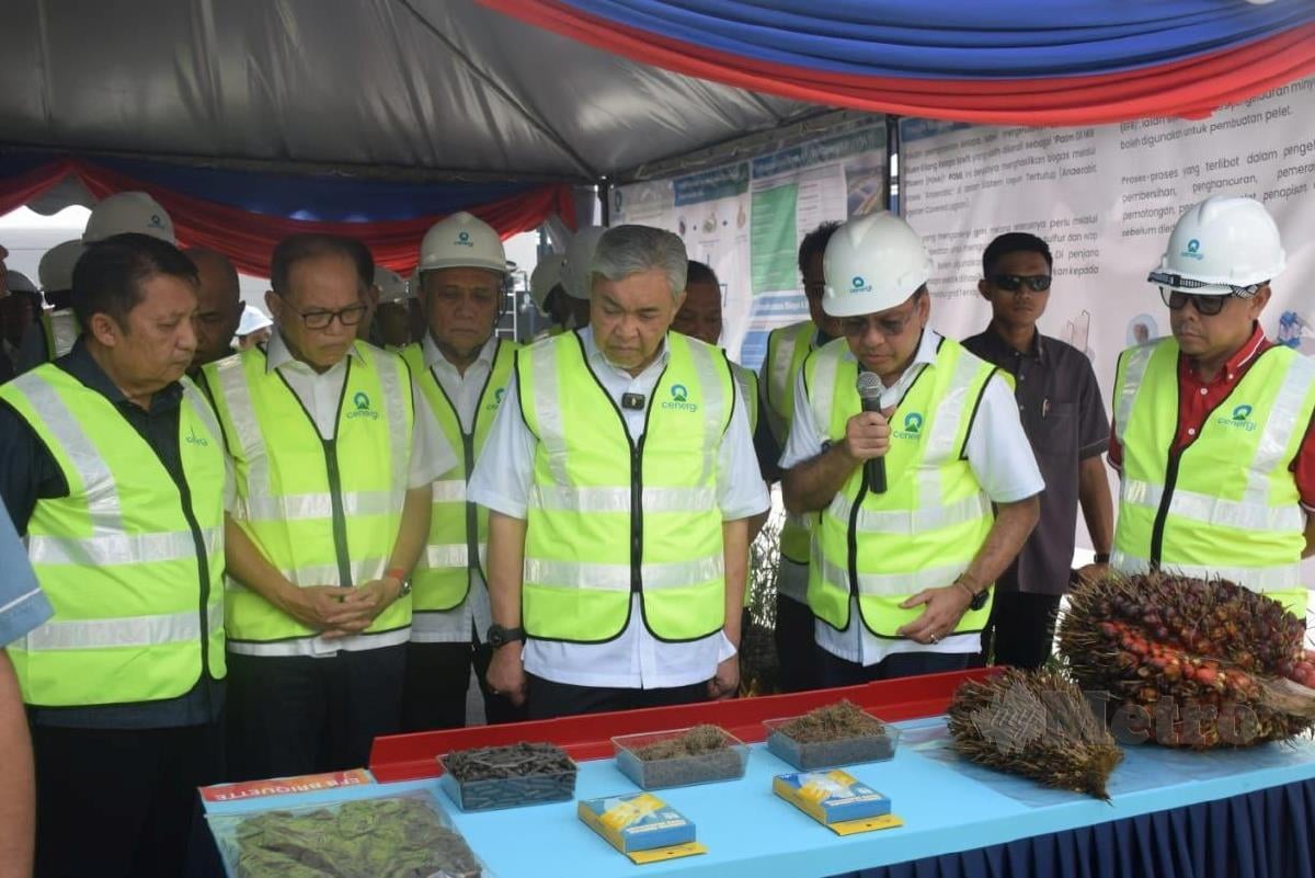 Timbalan Perdana Menteri, Datuk Seri Dr. Ahmad Zahid Hamidi merasmikan    Logi Janakuasa Biogas 5.5  Megawatt  di kilang sawit Cenergi Felcra Jayaputra, yang  mendapat pengiktrafan oleh Malaysia Book of Record hari ini. FOTO ROSELAN AB MALEK.
