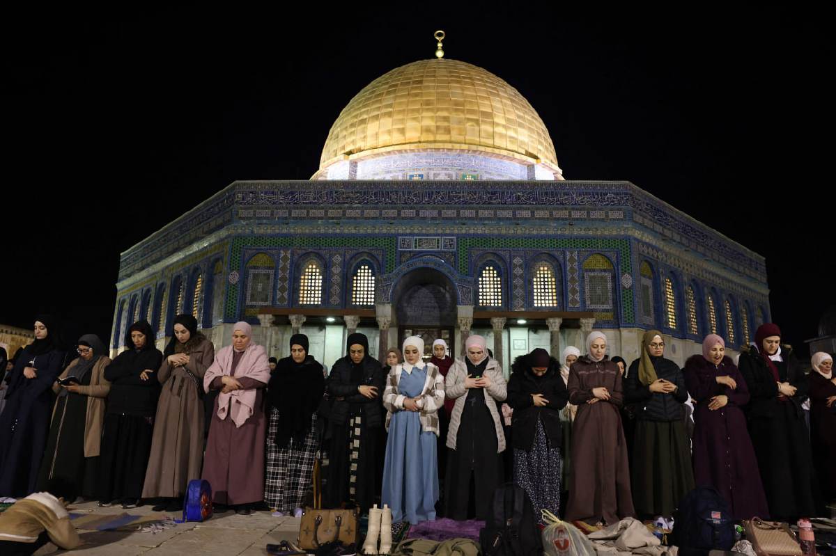 ISTIQAMAH solat berjemaah pada akhir Ramadan. FOTO AFP