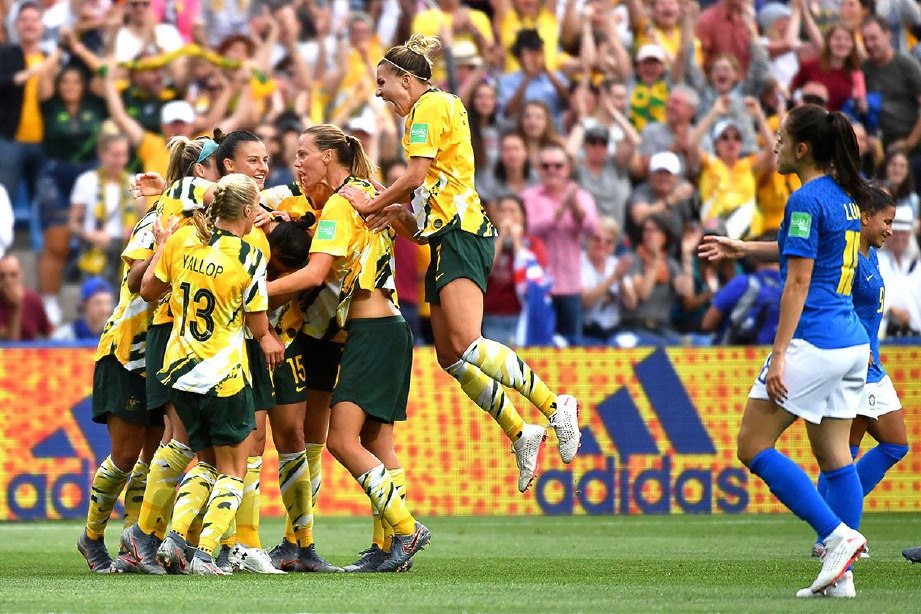 PEMAIN Australia meraikan gol kedua ketika menentang Brazil. FOTO AFP