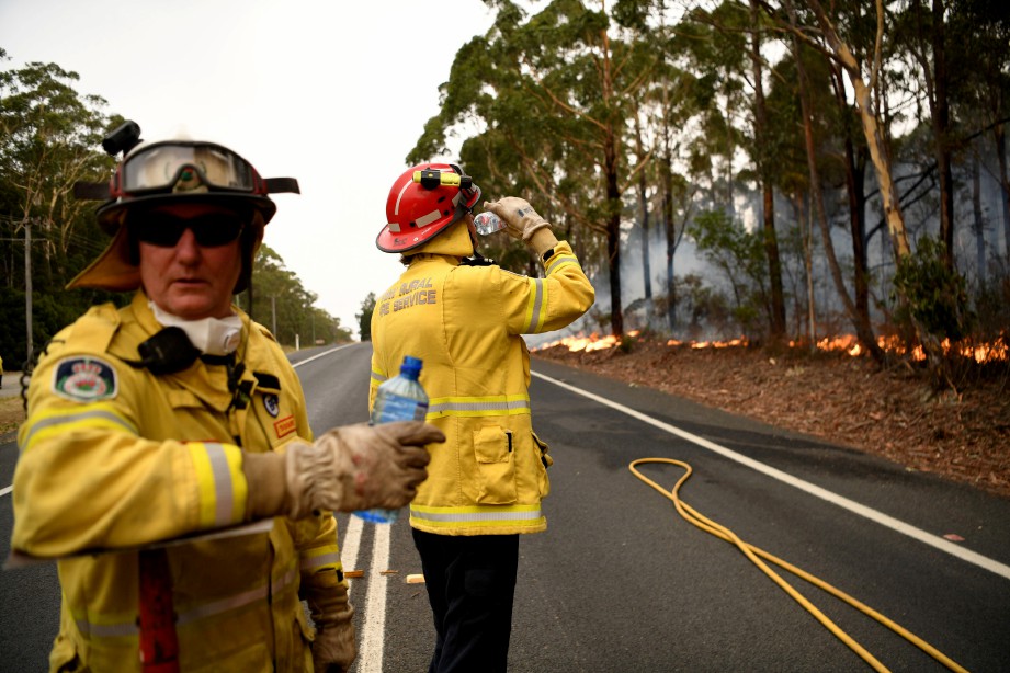 BOMBA memantau kebakaran hutan di Milton, Australia.  FOTO Reuters