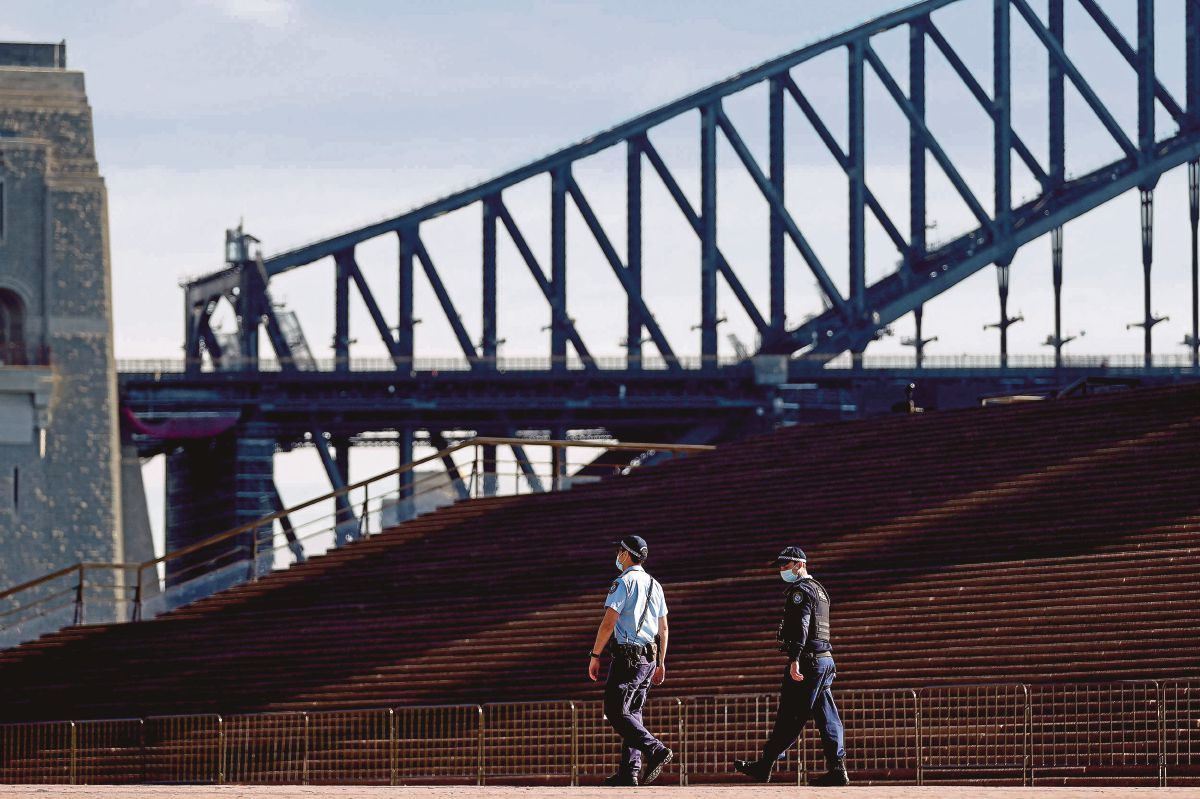 POLIS meronda kawasan berhampiran Harbour Bridge ketika penguatkuasaan lockdown di Sydney. FOTO AFP