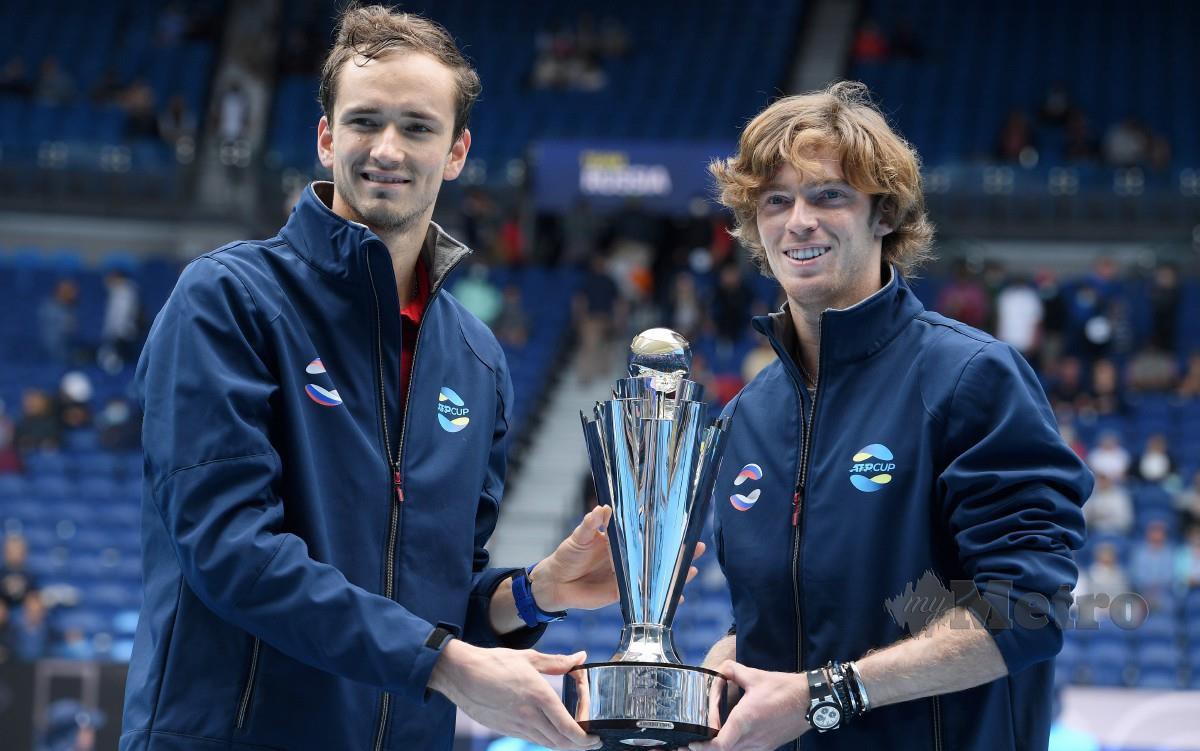 MEDVEDEV (kiri) dan Rublev berada pada prestasi terbaik menjelang Terbuka Australia selepas merangkul Piala ATP. FOTO EPA