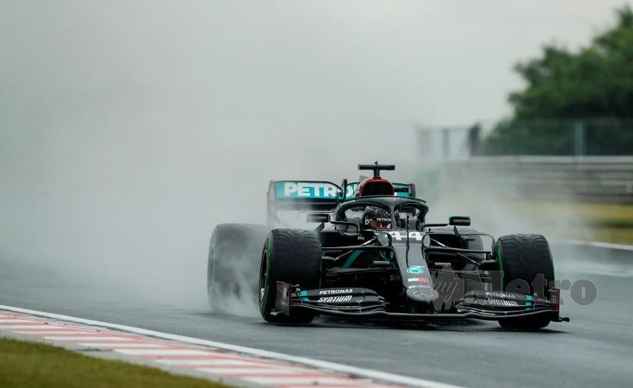 Pemandu Mercedes, Lewis Hamilton mendahului ketika sesi latihan awal. FOTO AFP