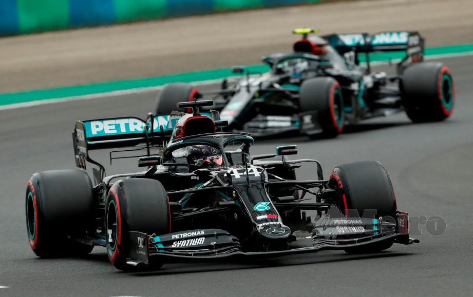 Hamilton (depan) dan Bottas bersaing merebut petak depan pada sesi kelayakan Grand Prix Hungary. FOTO AFP