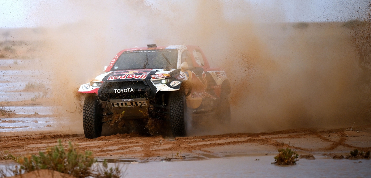 AL-Attiyah dan  pembantunya Mathieu Baumel memacu jentera Toyota ketika peringkat kesembilan Rali Dakar semalam.  