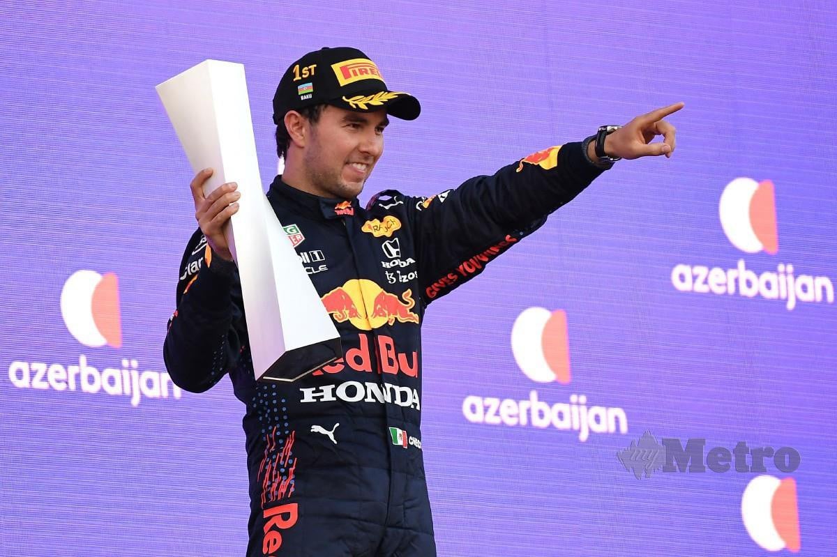 PEREZ meraikan kejayaan di pentas podium. FOTO AFP