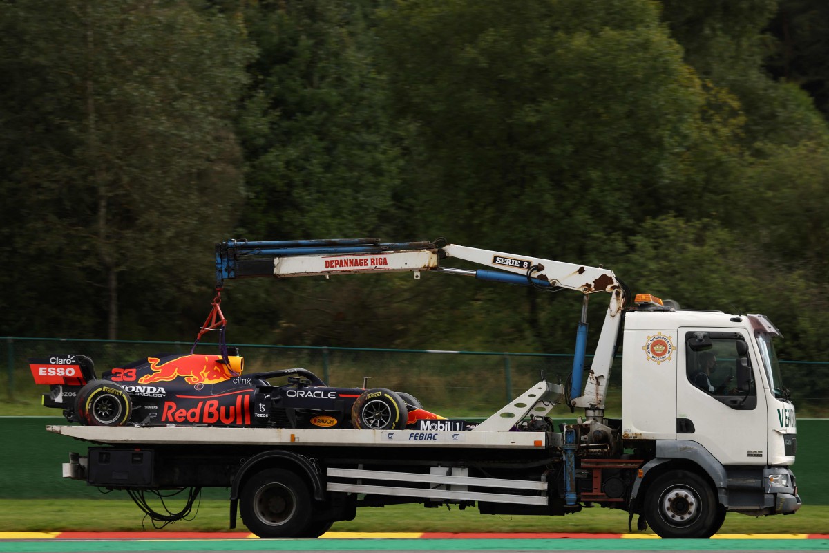 Lori membawa kenderaan pemandu Red Bull, Max Verstappen dari Belanda selepas terbabit kemalangan. FOTO AFP
