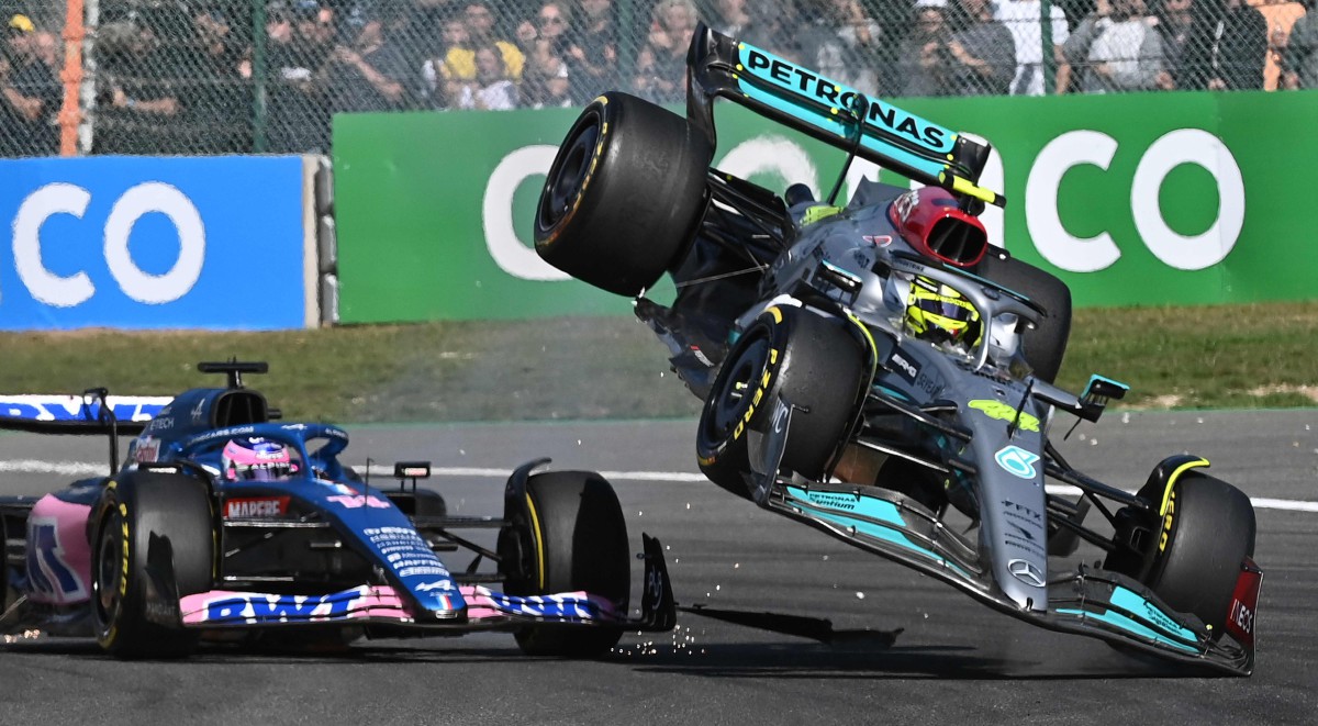 PELANGGARAN antara Hamilton dan Alonso di GP Belgium. FOTO AFP
