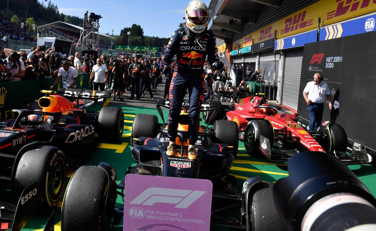 VERSTAPPEN meraikan kejayaan selepas muncul juara di Grand Prix Belgium. FOTO AFP