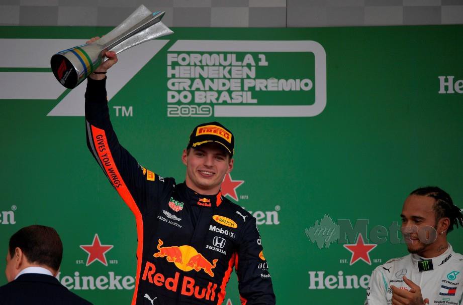 Verstappen bersama trofi selepas memenangi Perlumbaan Formula Satu GP Brazil. AFP
