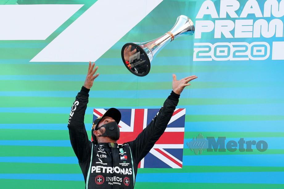 Hamilton melambung trofi kemenangan di GP Sepanyol. FOTO AFP