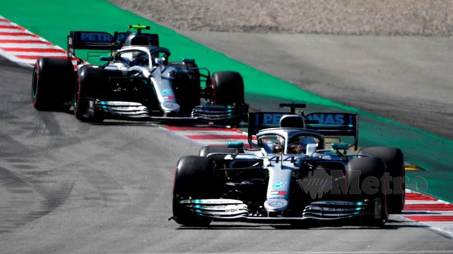 Hamilton (kanan) bersaing di hadapan rakan sepasukan Mercedes Valtteri Bottas pada perlumbaan F1 Grand Prix Sepanyol. FOTO AFP.