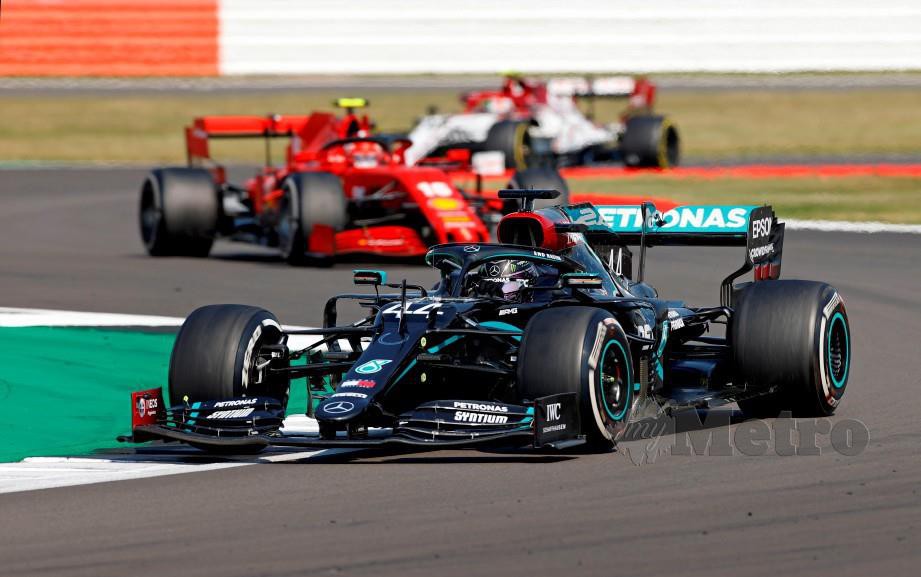 Pemandu Mercedes, Lewis Hamilton (depan) dijangka meneruskan penguasaan di GP Itali. FOTO AFP