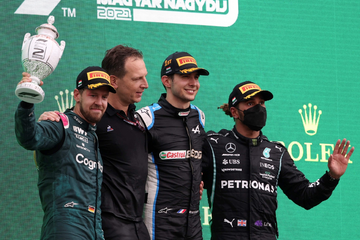 OCON (tengah) bersama Vettel (kiri) dan Hamilton (kanan) di atas podium.  FOTO AFP
