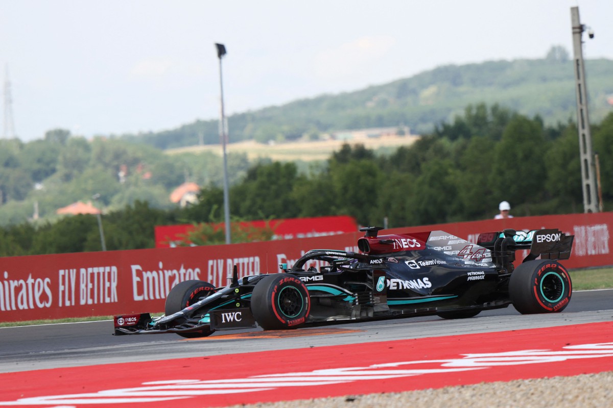Pelumba Mercedes Lewis Hamilton beraksi dalam sesi latihan GP Hungary. FOTO AFP