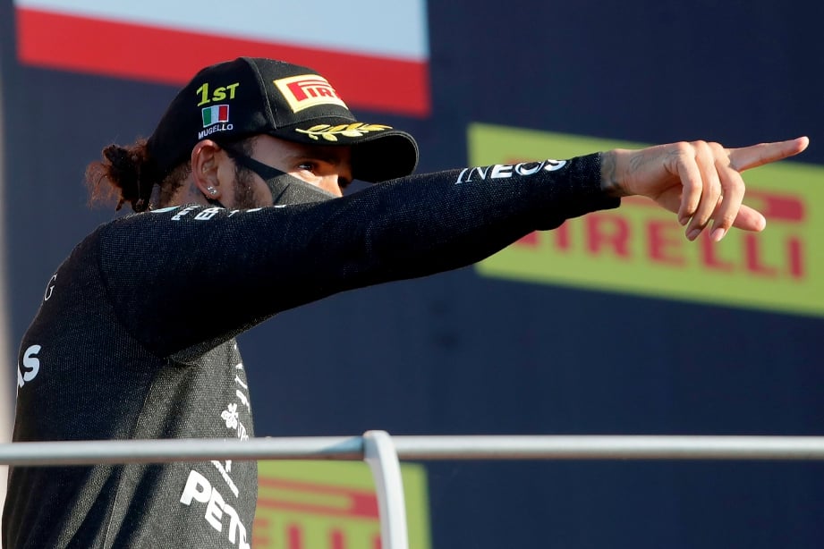 REAKSI  Hamilton di atas podium selepas tamat perlumbaan di Litar Mugello di  Scarperia e San Piero. FOTO AFP