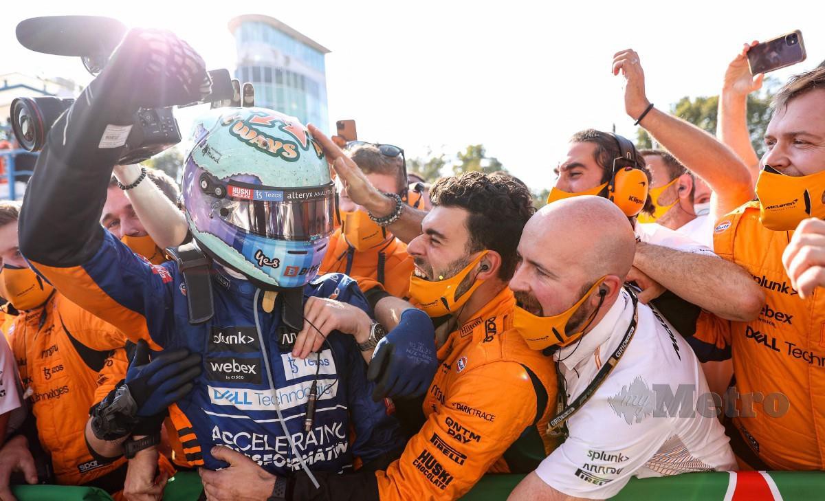 RICCIARDO meraikan kejayaan menakluk GP Itali bersama krew pasukan. FOTO AFP