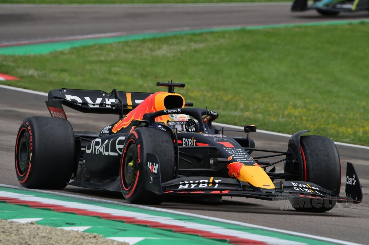 PEMANDU Red Bull dari Belanda, Max Verstappen melambai kepada penonton selepas memenangi perlumbaan GP Emilia Romagna di Litar Autodromo Internazionale Enzo e Dino Ferrari, Ahad lalu. FOTO AFP