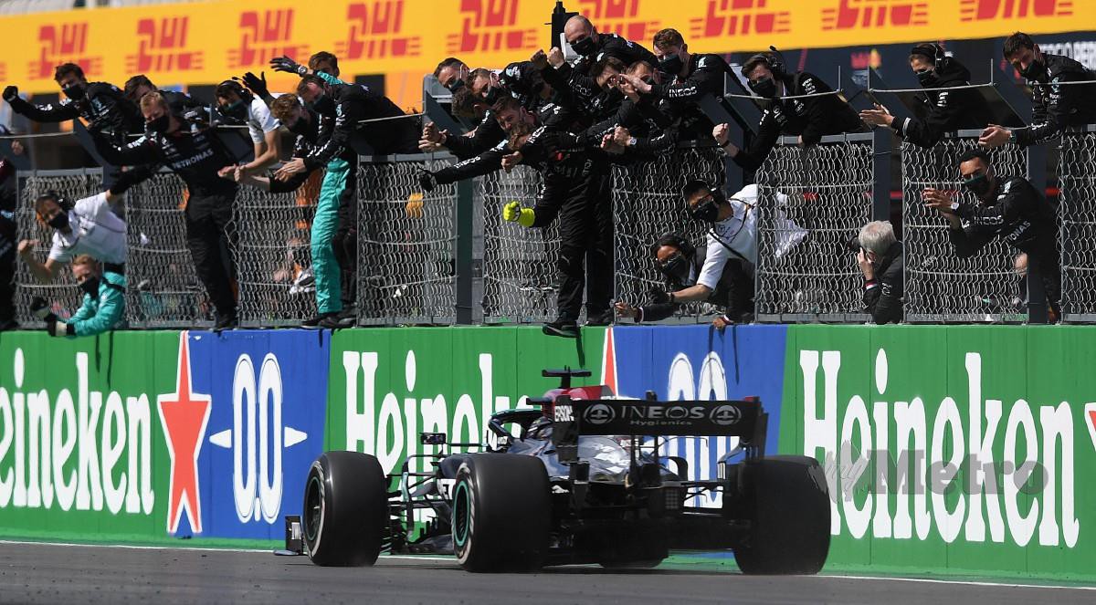 KREW Mercedes meraikan kejayaan Hamilton ketika melintasi garisan penamat di GP Portugal. FOTO AFP