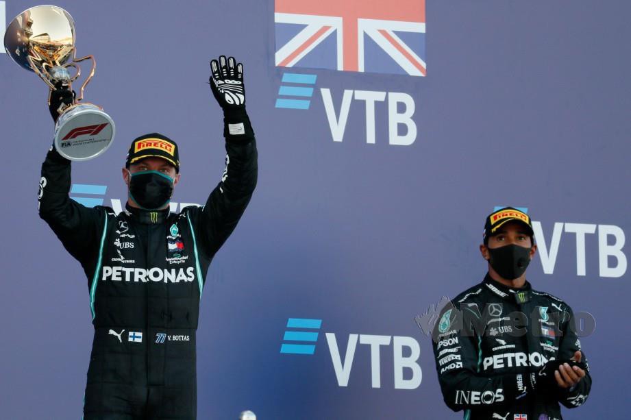 BOTTAS (kiri) meraikan kejayaannya sambil diperhatikan Hamilton. FOTO AFP 