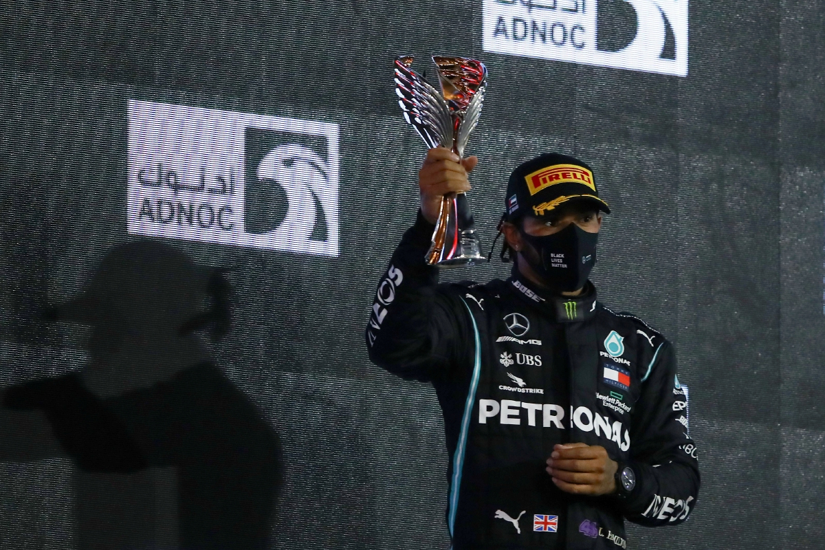 AKSI Hamilton di atas podium di Abu Dhabi.  FOTO AFP