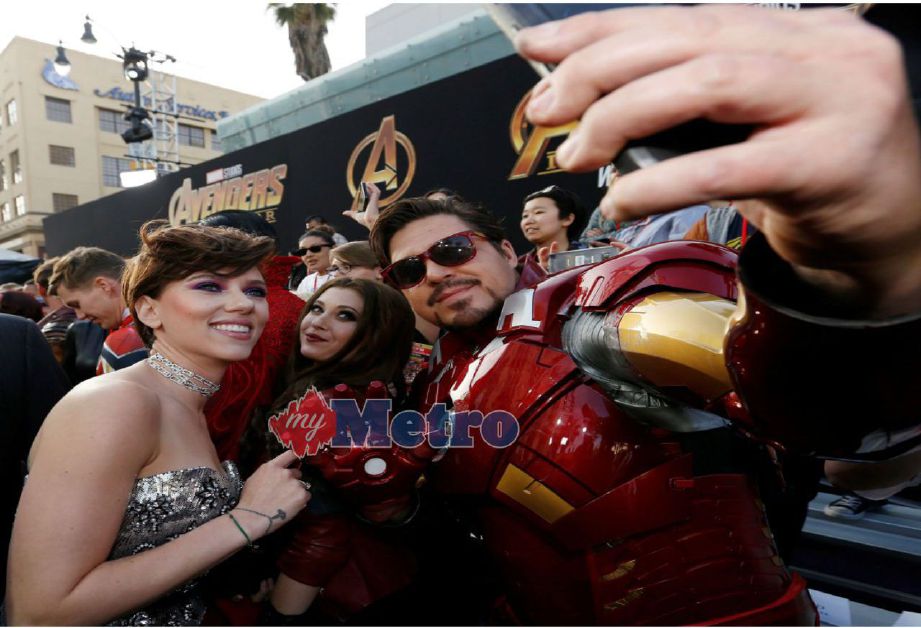 PELAKON filem Avengers : Infinity War, Scarlett Johansson bergambar bersama peminat. FOTO REUTERS