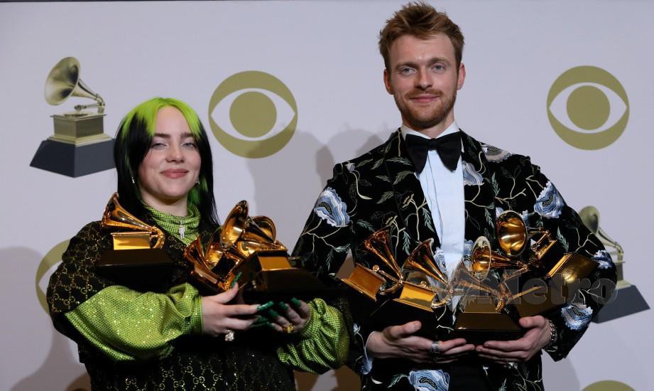  BILLIE Eilish (kiri) dan Finneas O’Connell bersama anugerah yang dimenangi mereka pada Anugerah Grammy ke 62, di Los Angeles, hari ini. FOTO Reuters
