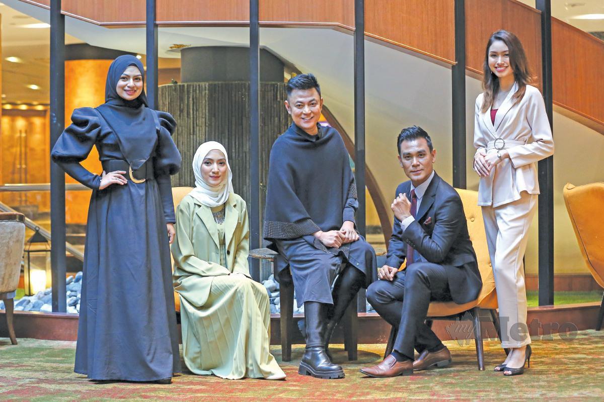 BERSAMA bersama barisan penyampai berita (dari kiri) Adriana, Nadhra, Dr Mohd Ghazali dan Ain Syuhada. FOTO Azrul Rafie