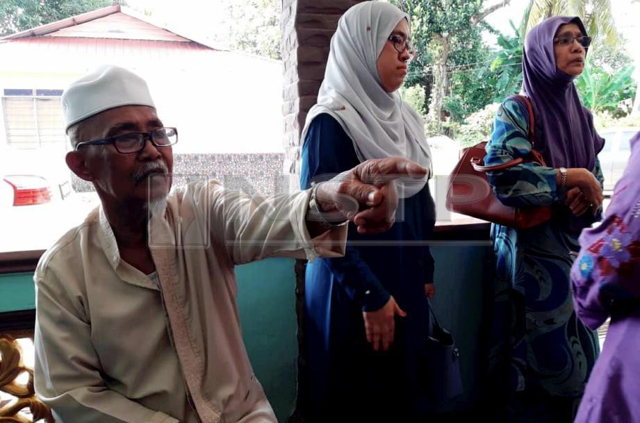 MOHD Abdul Salam, 76, (kiri) berkata sesuatu kepada sanak saudaranya yang menziarahi arwah Nazaruddin di kediamannya di Kampung Pantai Kundor, Tanjung Kling. FOTO Hassan Omar