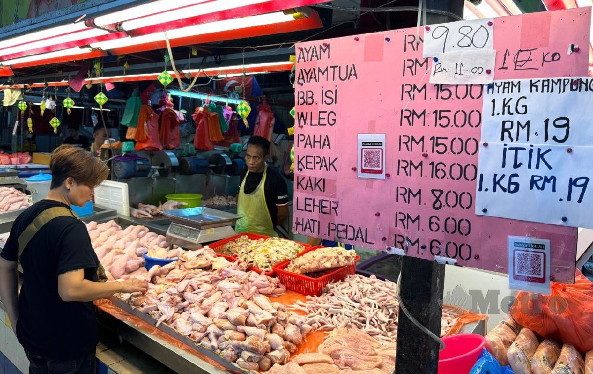 Harga ayam segar yang dijual di sekitar bandar raya ini naik 30 sen kepada RM9.80 sekilogram, mulai hari ini ketika tinjauan mendapati kenaikan harga ayam segar itu menyebabkan jualan ayam segar tidak serancak sebelum ini di sebuah pasar di Tampoi, Johor. FOTO NUR AISYAH MAZALAN