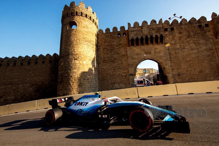 Pemandu pasukan Williams, Robert Kubica bersama jenteranya ketika sesi latihan Grand Prix Formula Satu di Azerbaijan. FOTO EPA.
