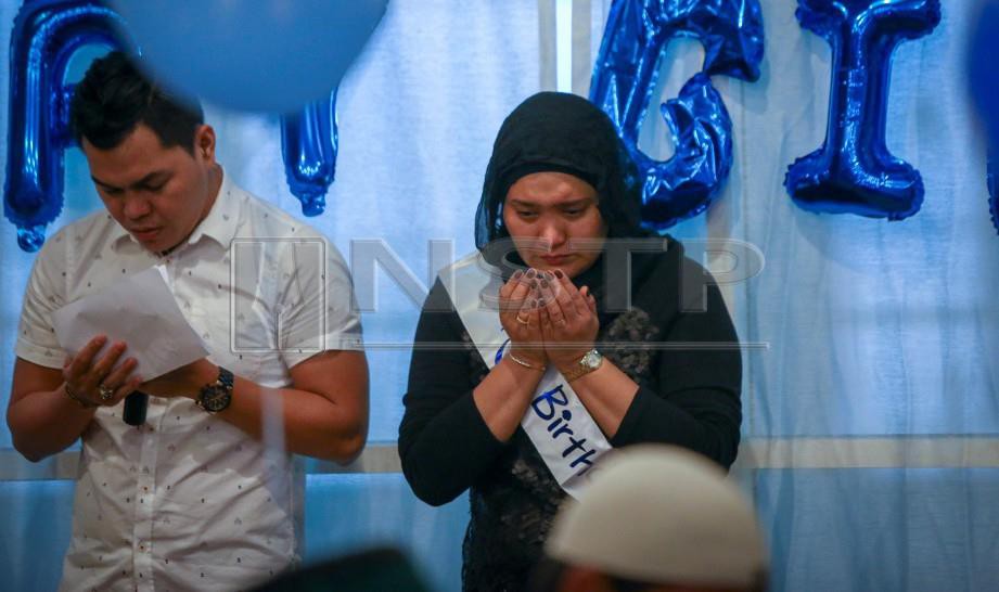 AZHARINA sebak ketika berdoa pada sambutan ulang tahunnya yang ke-34 semalam. FOTO Muhd Zaaba Zakeria