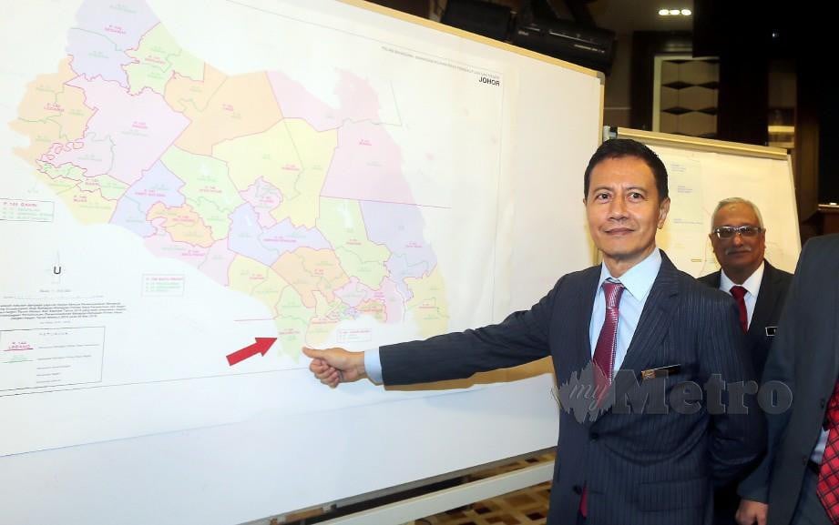 AZHAR menunjukkan peta kawasan PRK Parlimen 165 Tanjung Piai, Johor. FOTO MOHD FADLI HAMZAH