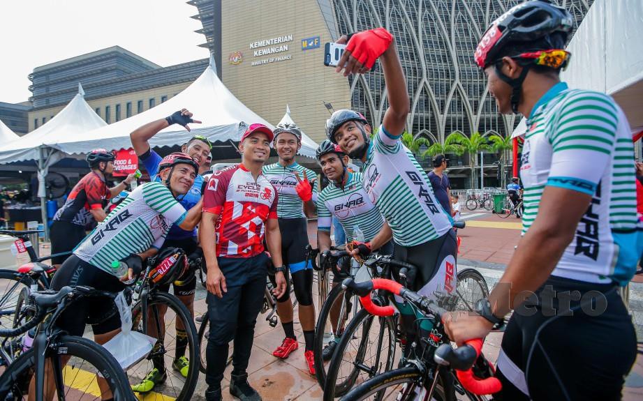 Azizulhasni bermesra dengan sebahagian peserta pada CIMB Cycle 2019 di Dataran Putrajaya. FOTO Luqman Hakim Zubir.
