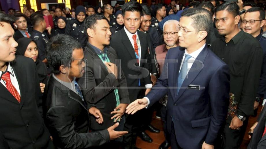 MOHAMED Azmin bersalaman dengan warga UMK ketika hadir pada Program 'Ministerial Talk Series' di Dewan Universiti Malaysia Kelantan (UMK) Kampus Kota, Pengkalan Chepa. FOTO Nik Abdullah Nik Omar