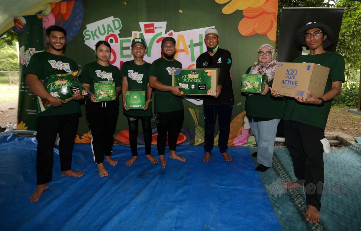 USTAZ Wan Razmie (tiga, kanan) menerima sumbangan barangan keperluan daripada  Skuad Seindah Kasih X Jom Ronda Media Prima. FOTO Mohamad Shahril Badri Saali