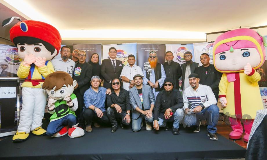 SHARIFF (berdiri kiri) bergambar bersama artis 90-an dan maskot rasmi Planet Animasi Terengganu 2019. FOTO Rosela Ismail