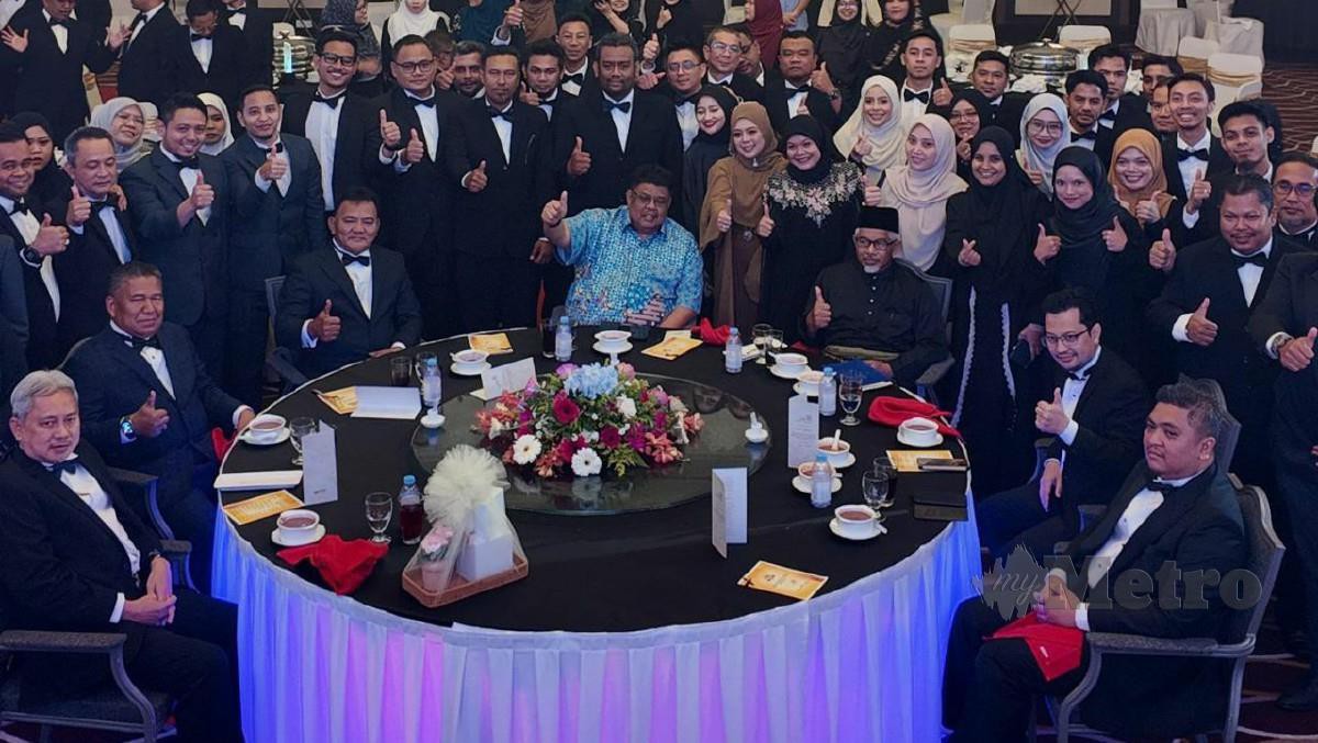 AB Rauf (duduk tengah) bergambar bersama pegawai dan anggota Zakat Melaka pada Majlis Apresiasi dan Penyampaian Anugerah Perkhidmatan Cemerlang (APC) Zakat Melaka 2023. FOTO Amir Mamat