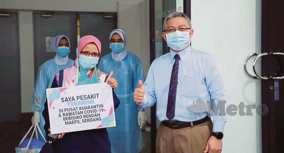 DR Adham (kanan) bersama pesakit terakhir dibenarkan discaj dari Pusat Kuarantin dan Rawatan Covid-19 Berisiko Rendah di MAEPS, Serdang, hari ini. FOTO ihsan Facebook Datuk Seri Dr Adham Baba.