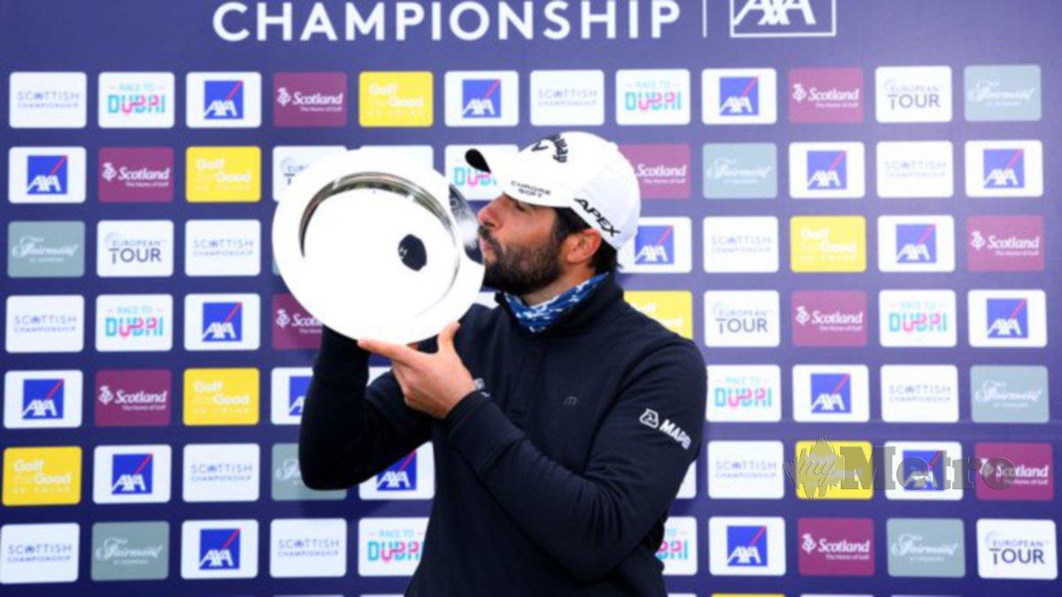 Adrian Otaegui bersama trofi yang dimenangi di Kejuaraan Scotland. FOTO Agensi