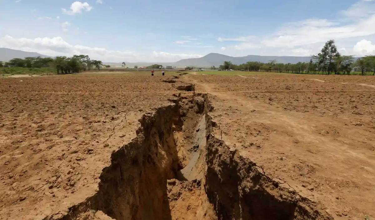 FOTO pada 2018 menunjukkan rekahan besar dikesan di Lembah Rengkahan Kenya. FOTO Reuters