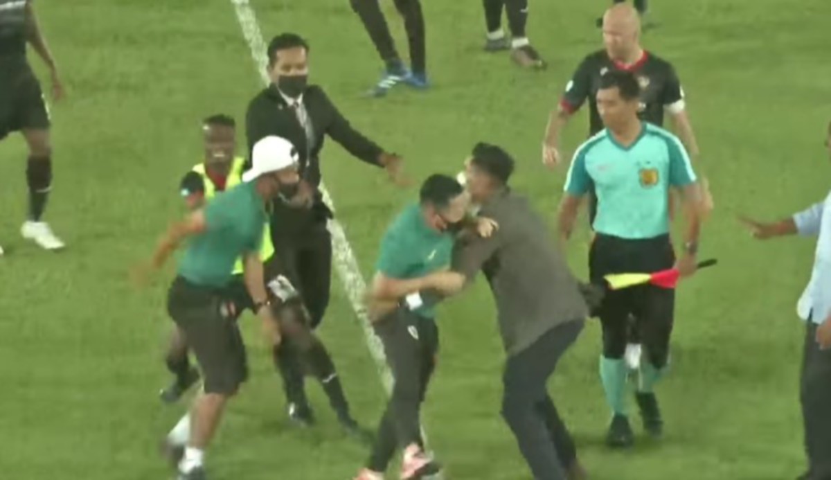 KAMARUDIN berkata serangan pemain dan pegawai pasukan Sarawak United ketika aksi menentang Negeri Sembilan FC boleh berdepan hukuman penggantungan. FOTO Ihsan TV3