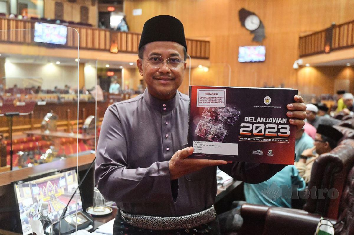 AHMAD Samsuri menunjukkan Buku Belanjawan 2023. FOTO Ghazali Kori