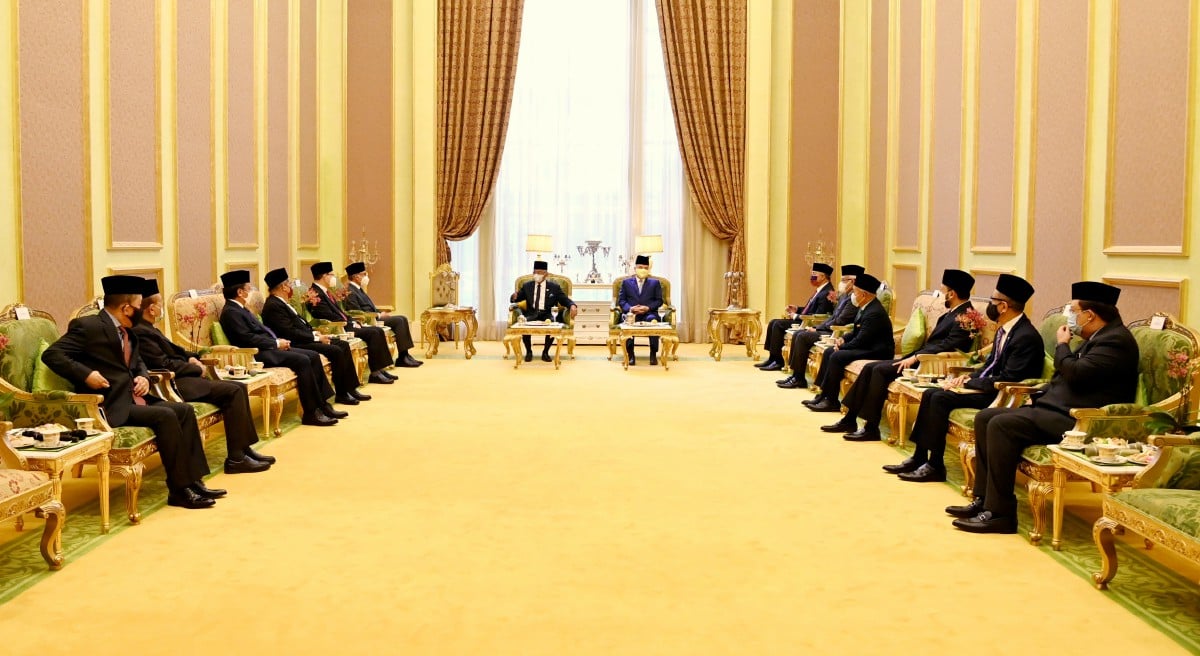 Al-Sultan Abdullah dan Sultan Nazrin berkenan menerima menghadap ketua dan wakil parti politik di Istana Negara, semalam. Foto Bernama